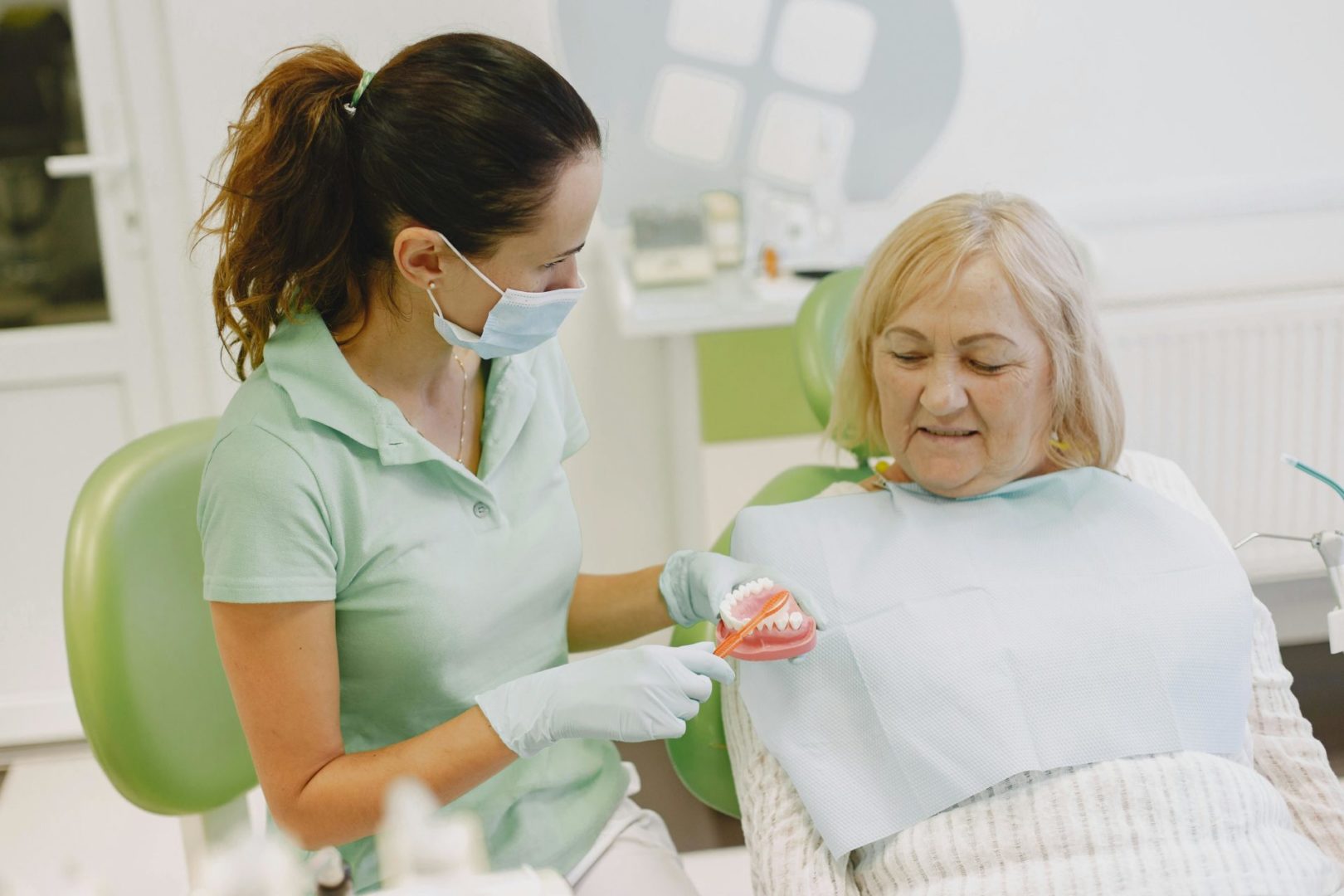 Tratamientos de prótesis dentales para gente mayor en Tarragona